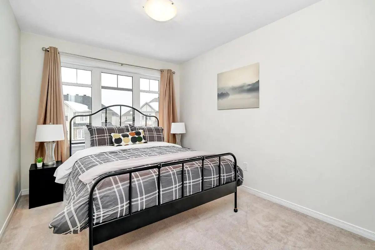 Modern Townhome Near Attractions Ottawa