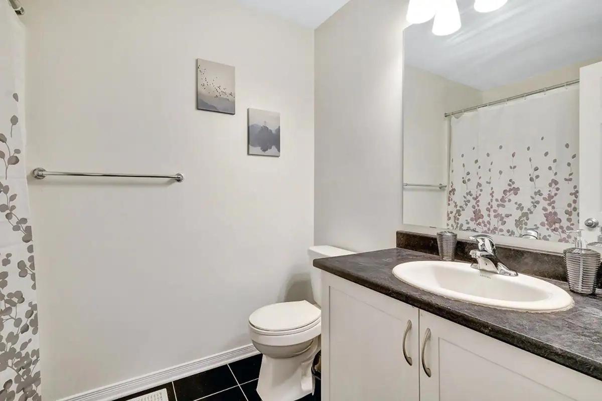 Holiday home Modern Townhome Near Attractions