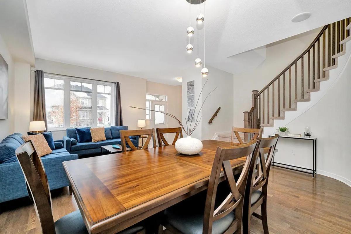 Holiday home Modern Townhome Near Attractions