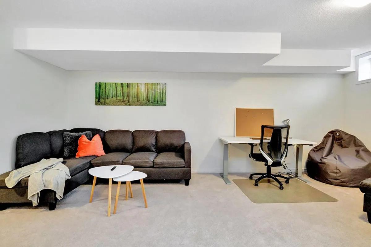 Modern Townhome Near Attractions Holiday home Ottawa