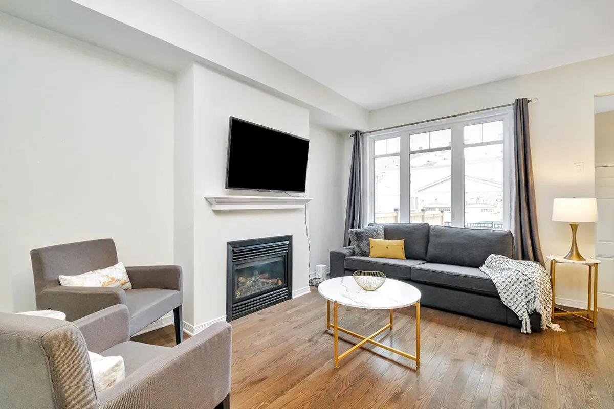 Modern Townhome Near Attractions Holiday home Ottawa