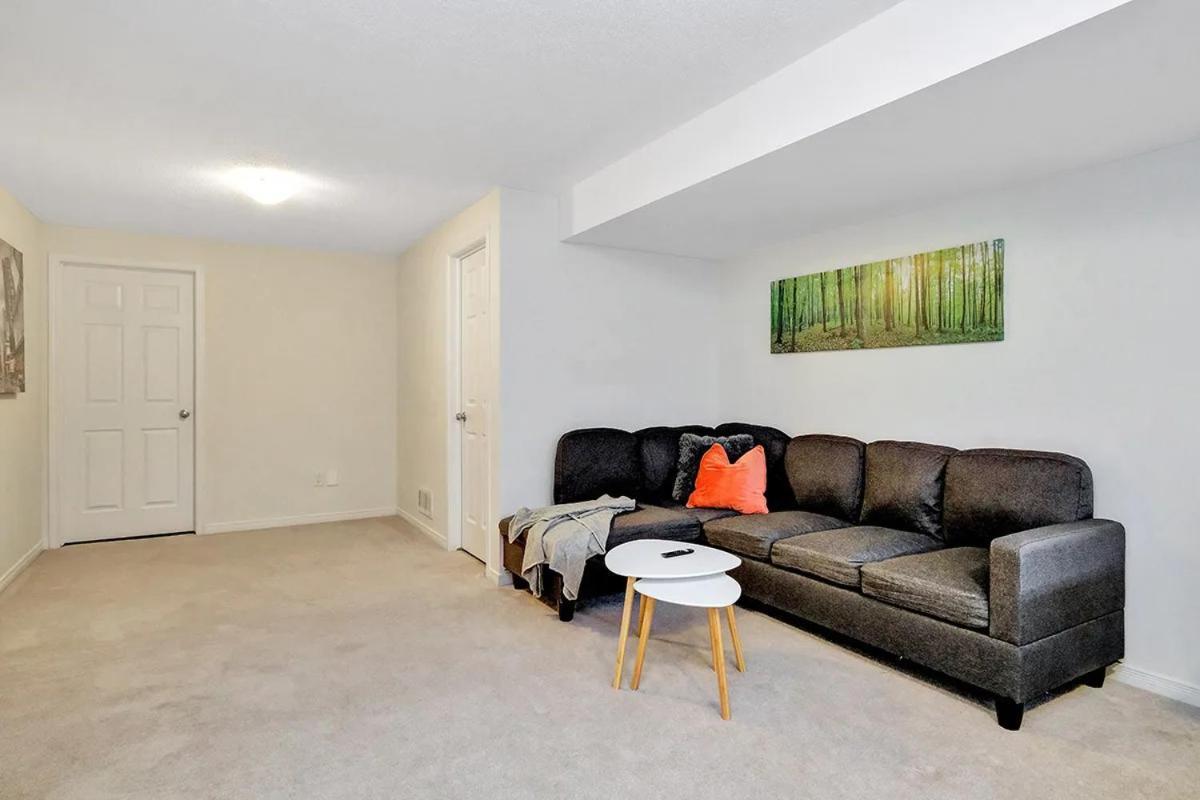 Modern Townhome Near Attractions Holiday home