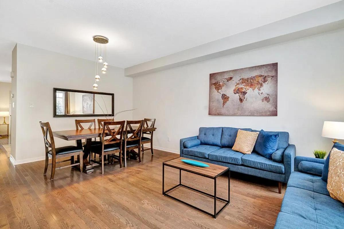 Modern Townhome Near Attractions Ottawa