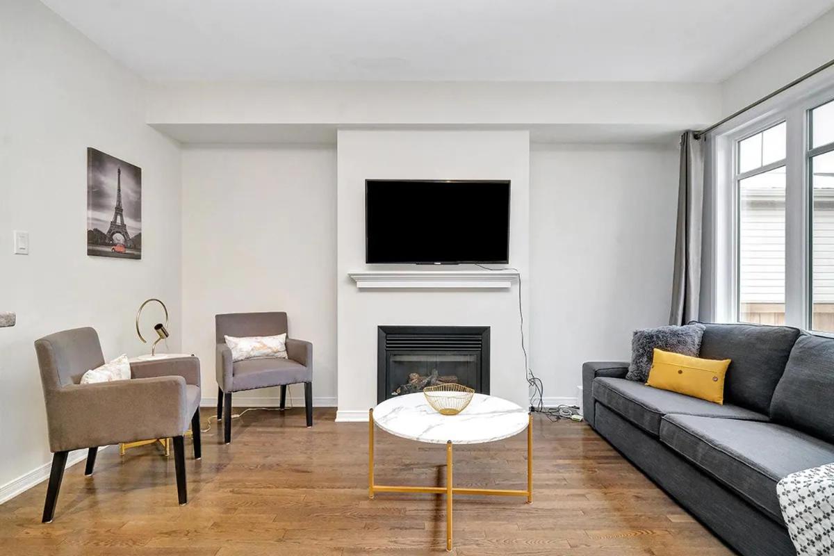 Modern Townhome Near Attractions